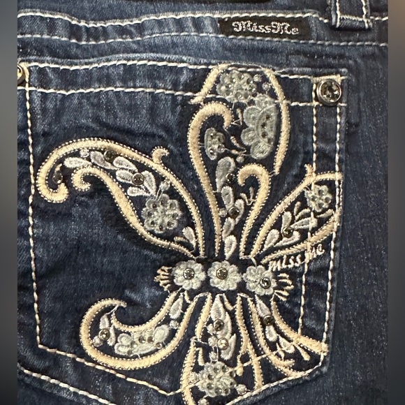 Miss Me Boyfriend Capri-Style Jeans - Picture 9 of 9